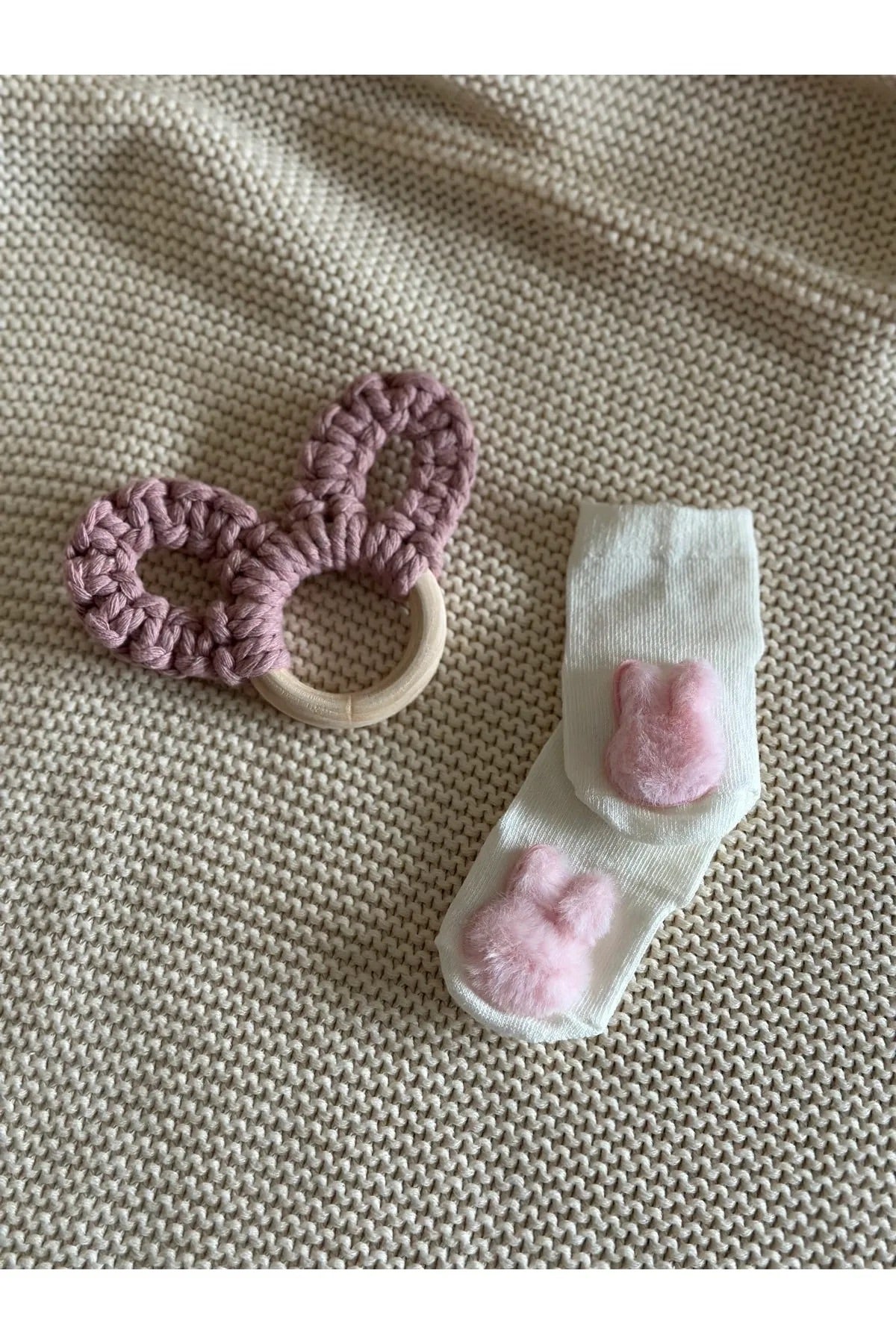 Pembe Kulak Örgülü Ahşap Halka Diş Kaşıyıcı