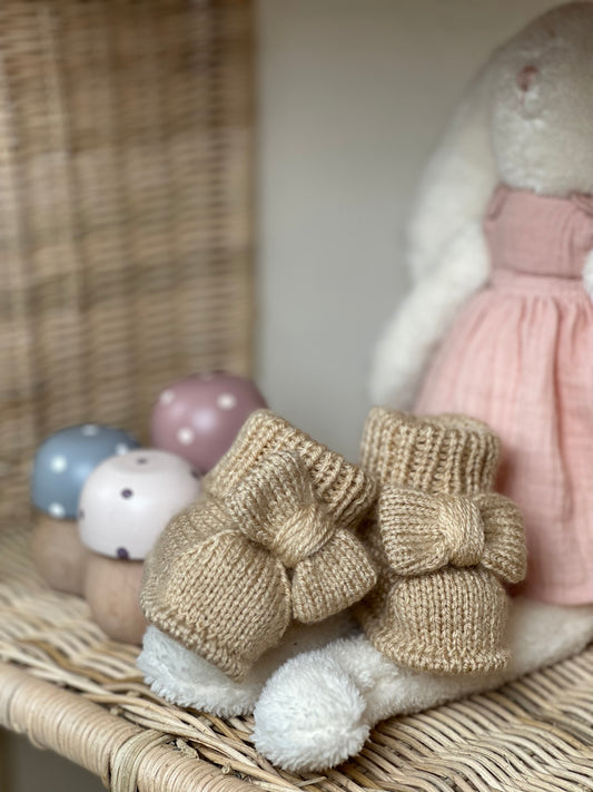 Bej Handmade Örgü Fiyonk Detaylı Kız Bebek Patik