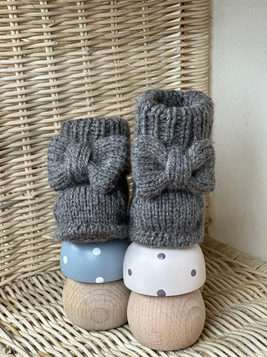 Antrasit Handmade Örgü Fiyonk Detaylı Kız Bebek Patik