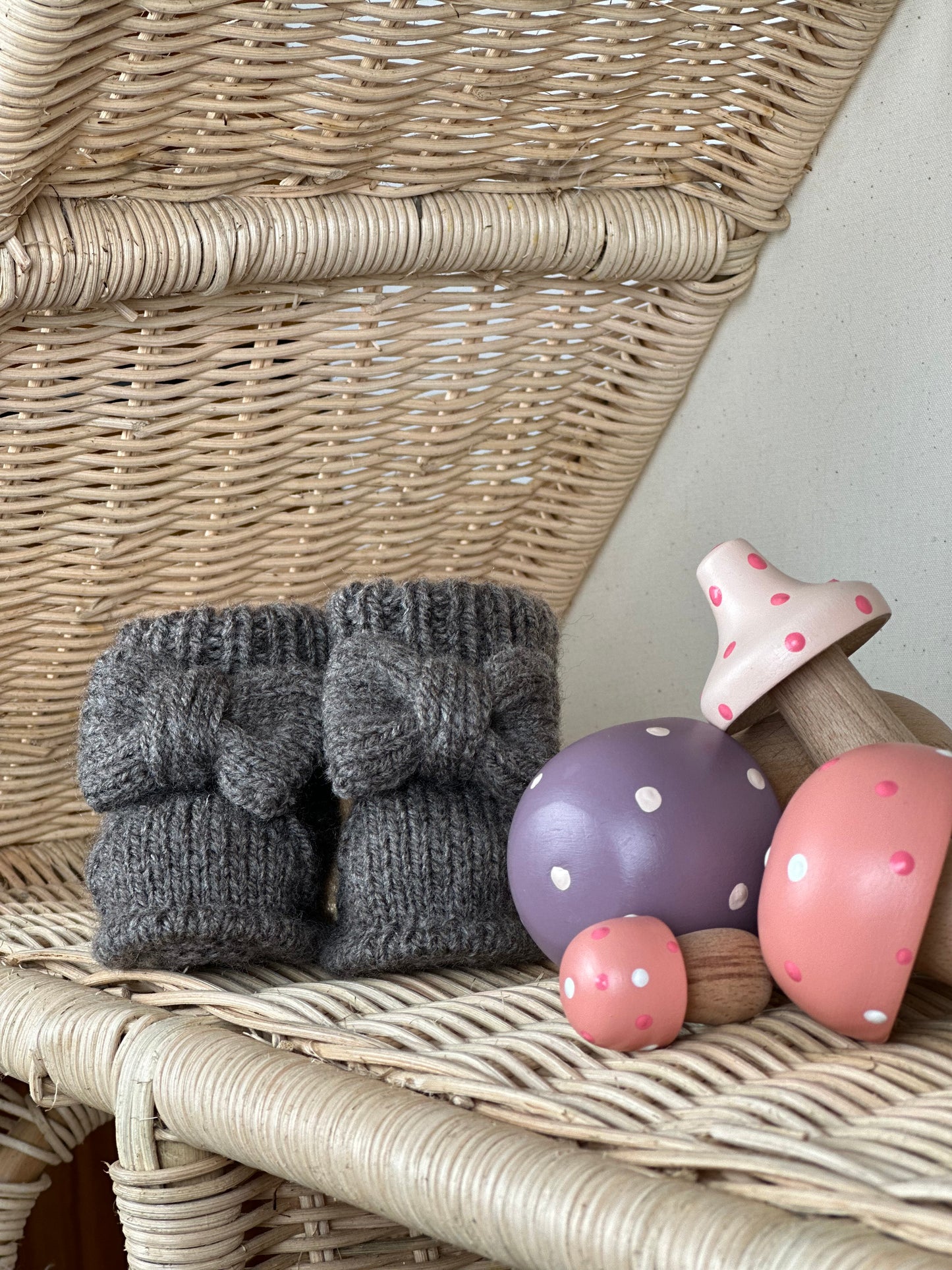 Antrasit Handmade Örgü Fiyonk Detaylı Kız Bebek Patik