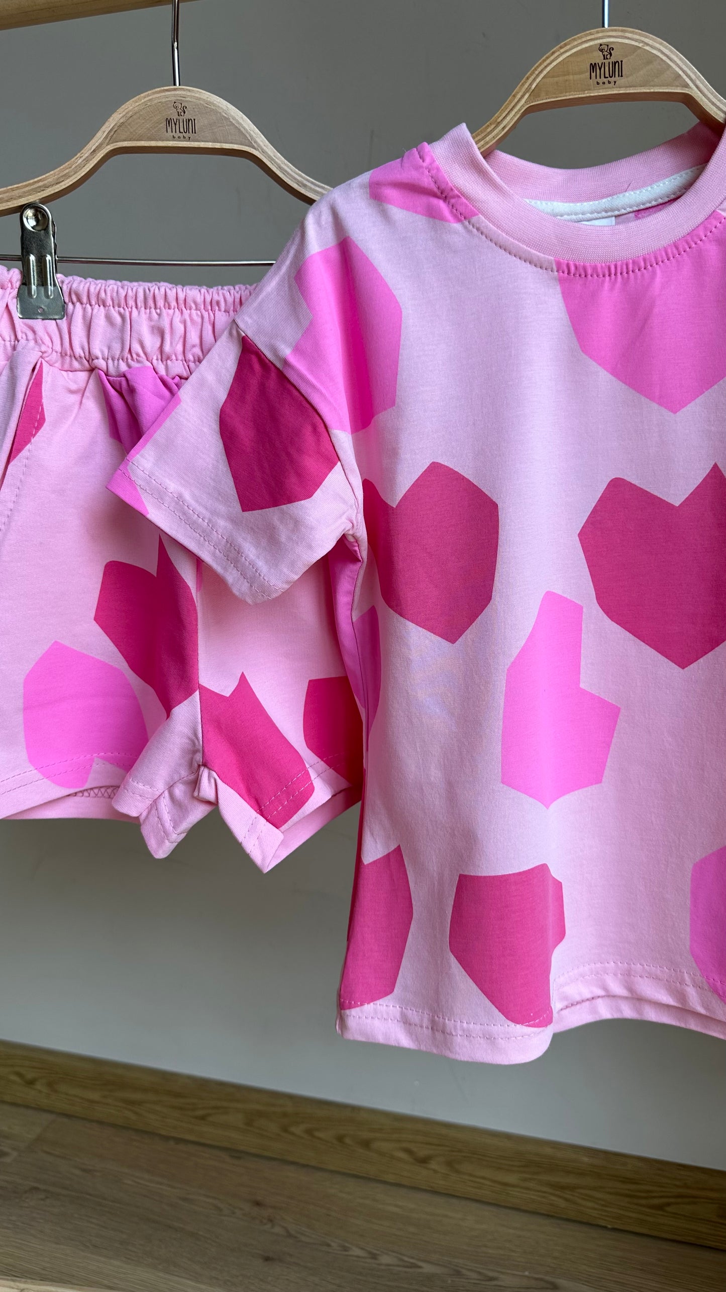 Pembe Kalp Baskılı Kız Bebek Şortlu Takım