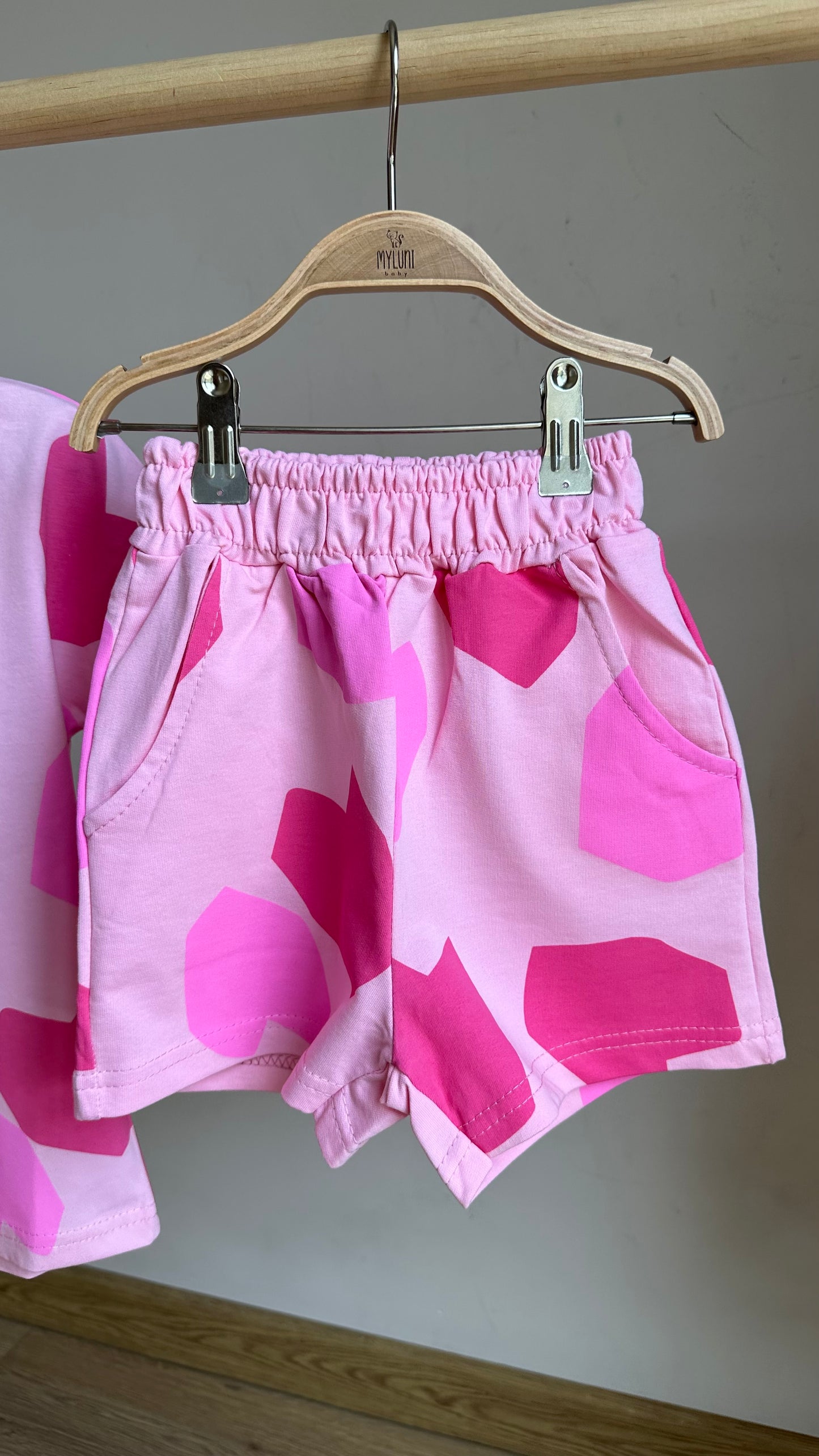 Pembe Kalp Baskılı Kız Bebek Şortlu Takım