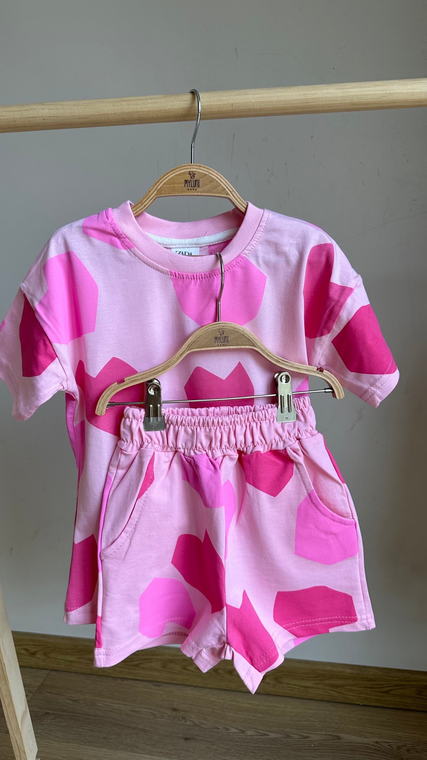 Pembe Kalp Baskılı Kız Bebek Şortlu Takım