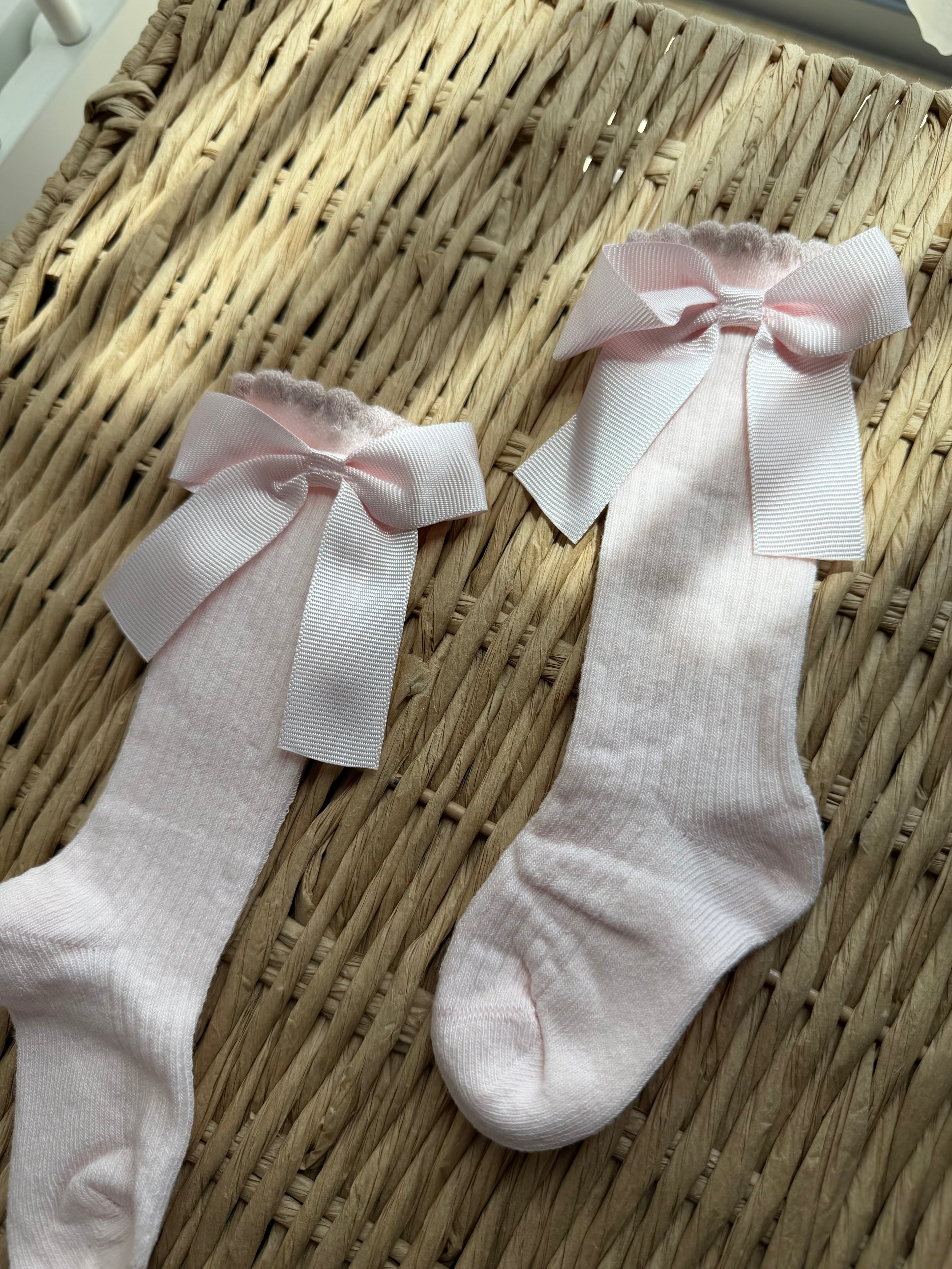 Pembe Fiyonklu Kız Bebek Çorabı