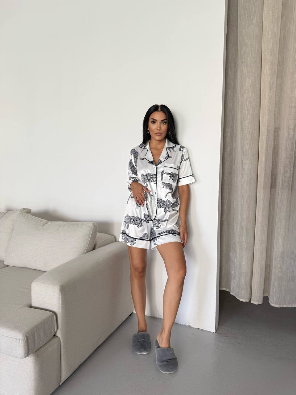 Beyaz Leopar Desenli Saten Şortlu Kadın Pijama Takımı