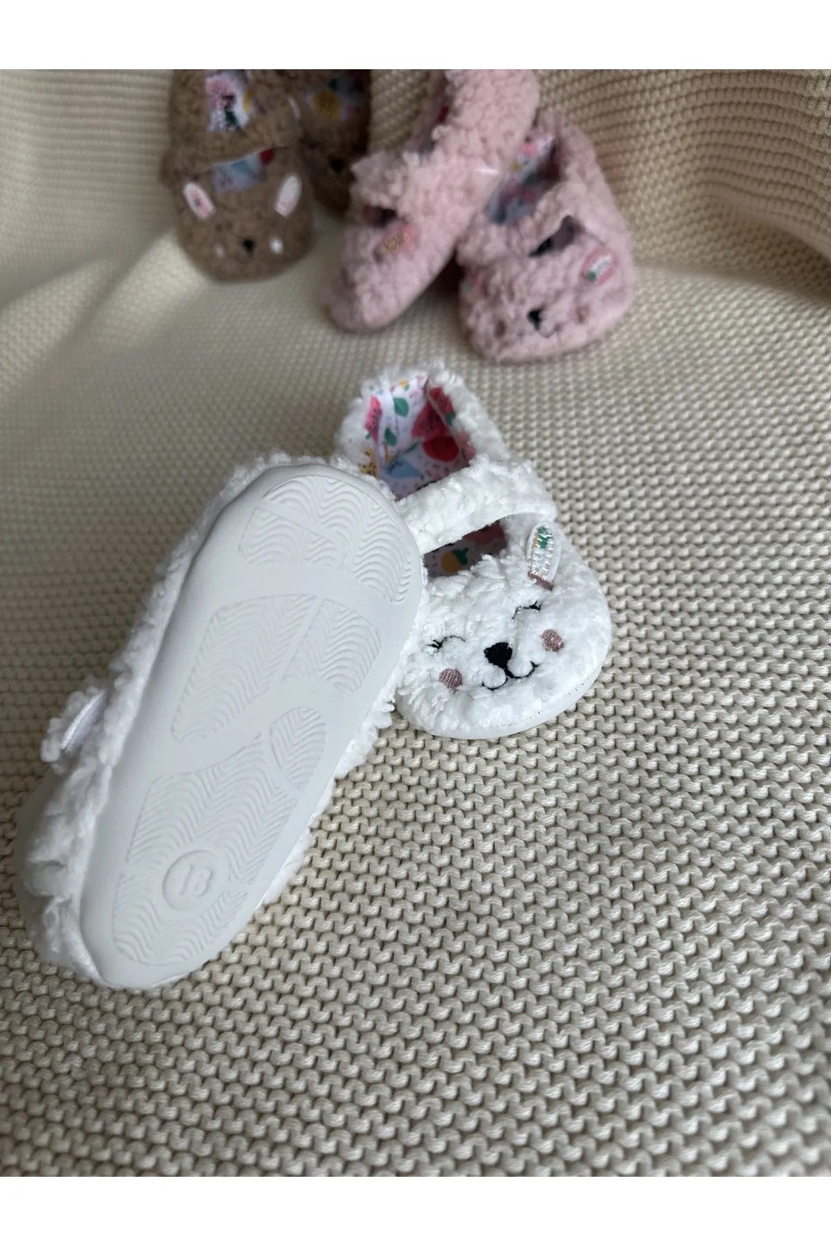 Krem Tavşan Nakış Detaylı Yumuşak Tabanlı Kız Bebek İlk Adım Ayakkabısı