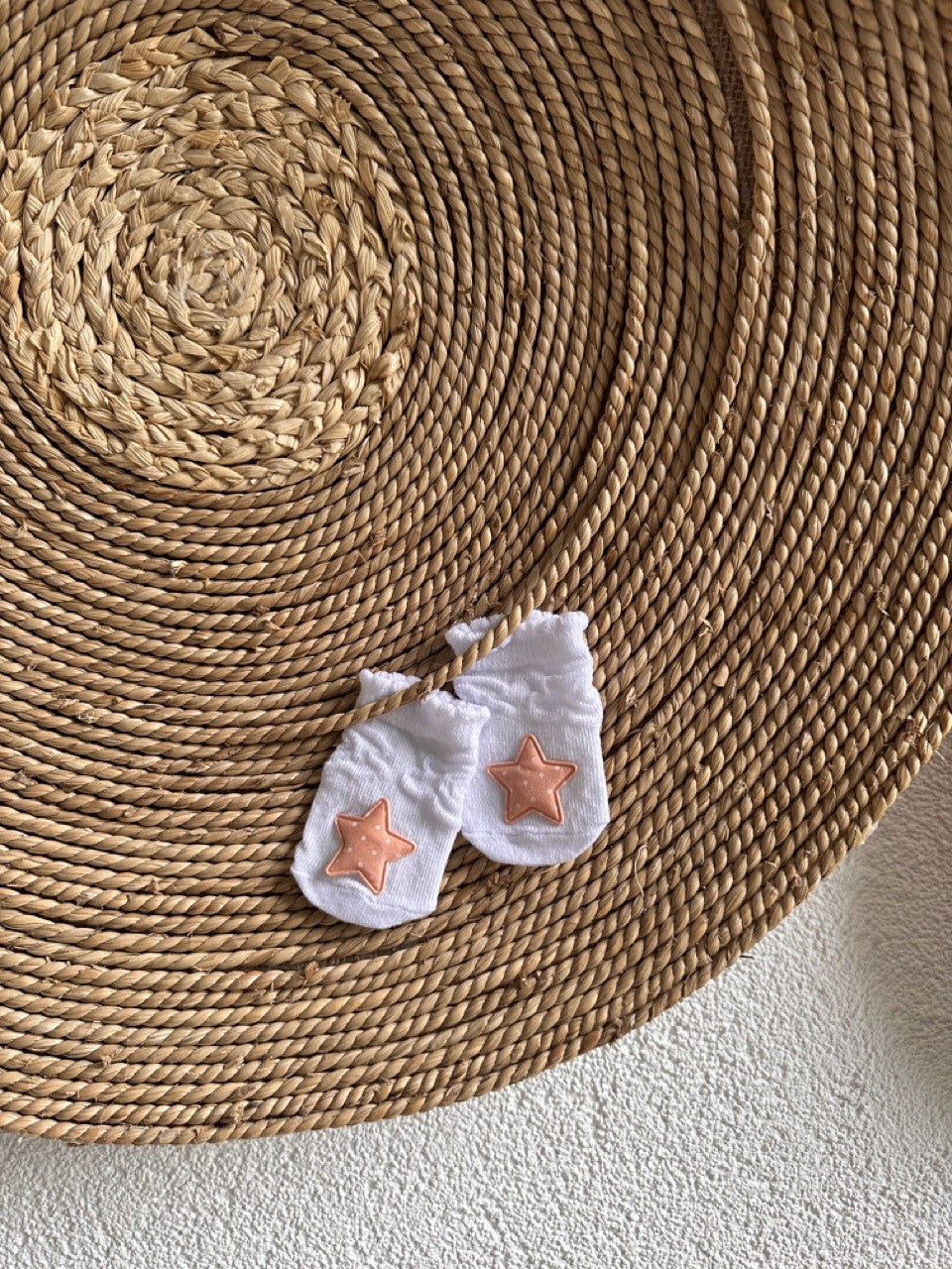 Turuncu Yıldız Objeli Eğlenceli Beyaz Kız Bebek Çorabı