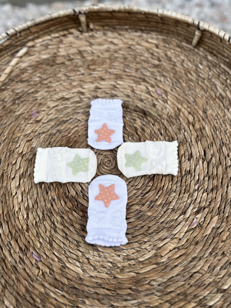 Yeşil Yıldız Objeli Eğlenceli Krem Kız Bebek Çorabı