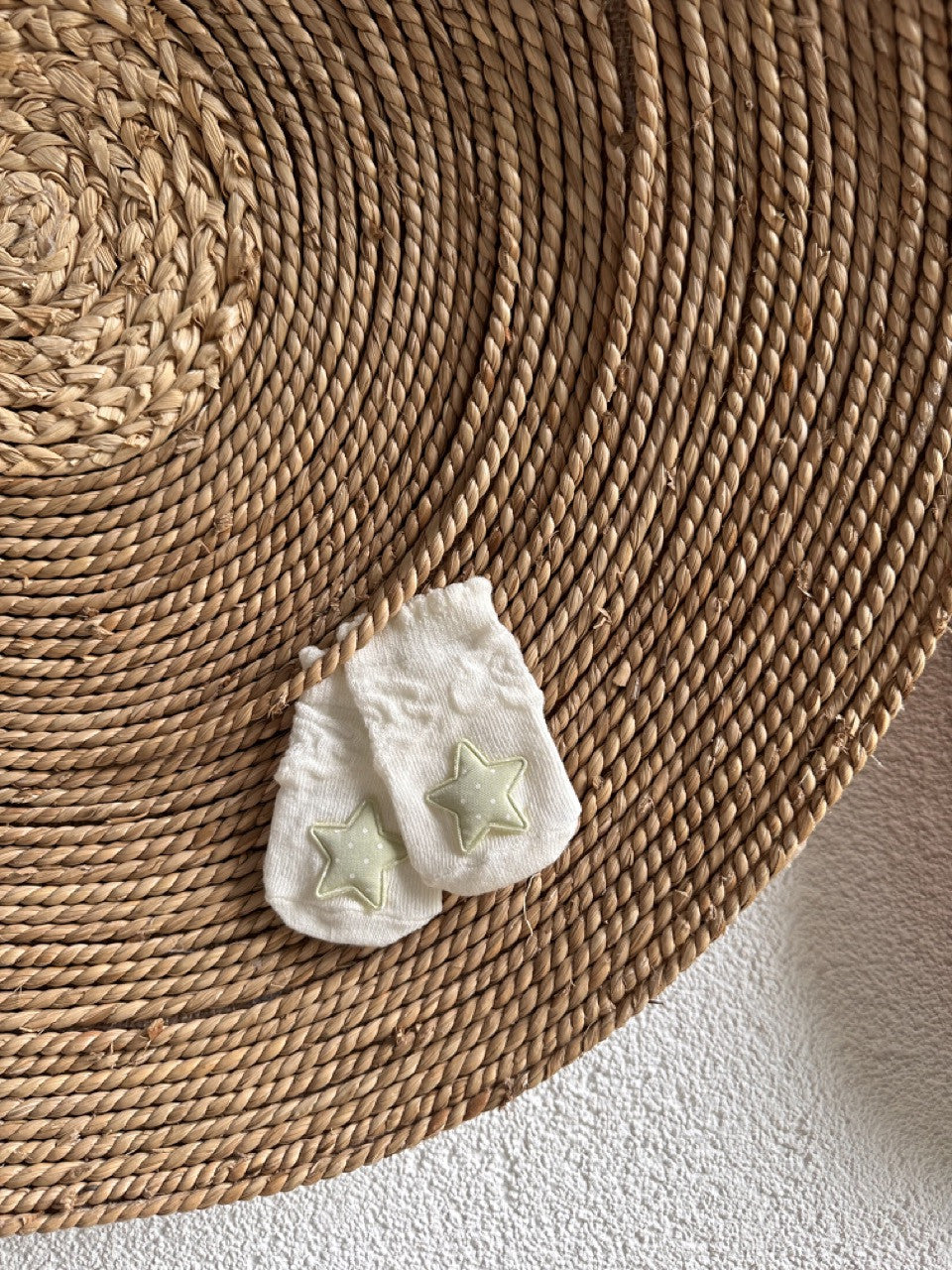 Yeşil Yıldız Objeli Eğlenceli Krem Kız Bebek Çorabı