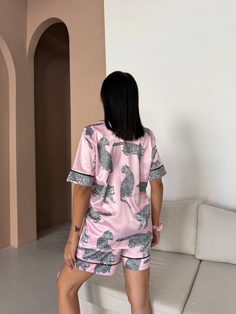 Pembe Leopar Desenli Saten Şortlu Kadın Pijama Takımı