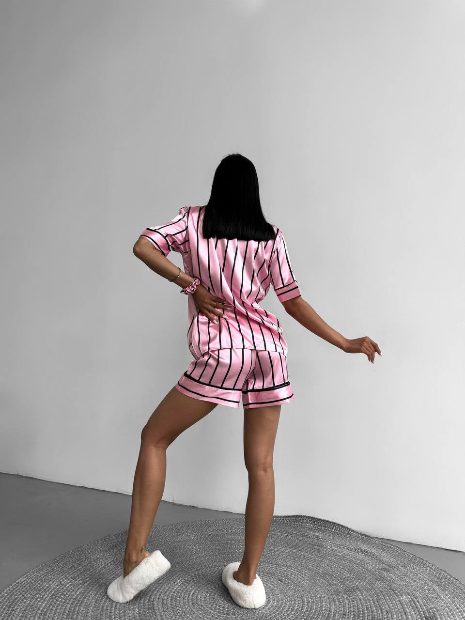 Pembe Siyah Çizgili Saten Şortlu Kadın Pijama Takımı