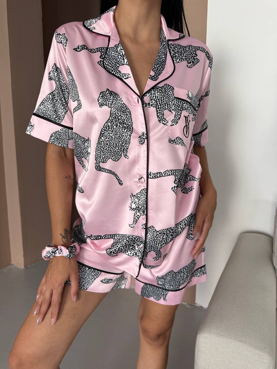 Pembe Leopar Desenli Saten Şortlu Kadın Pijama Takımı