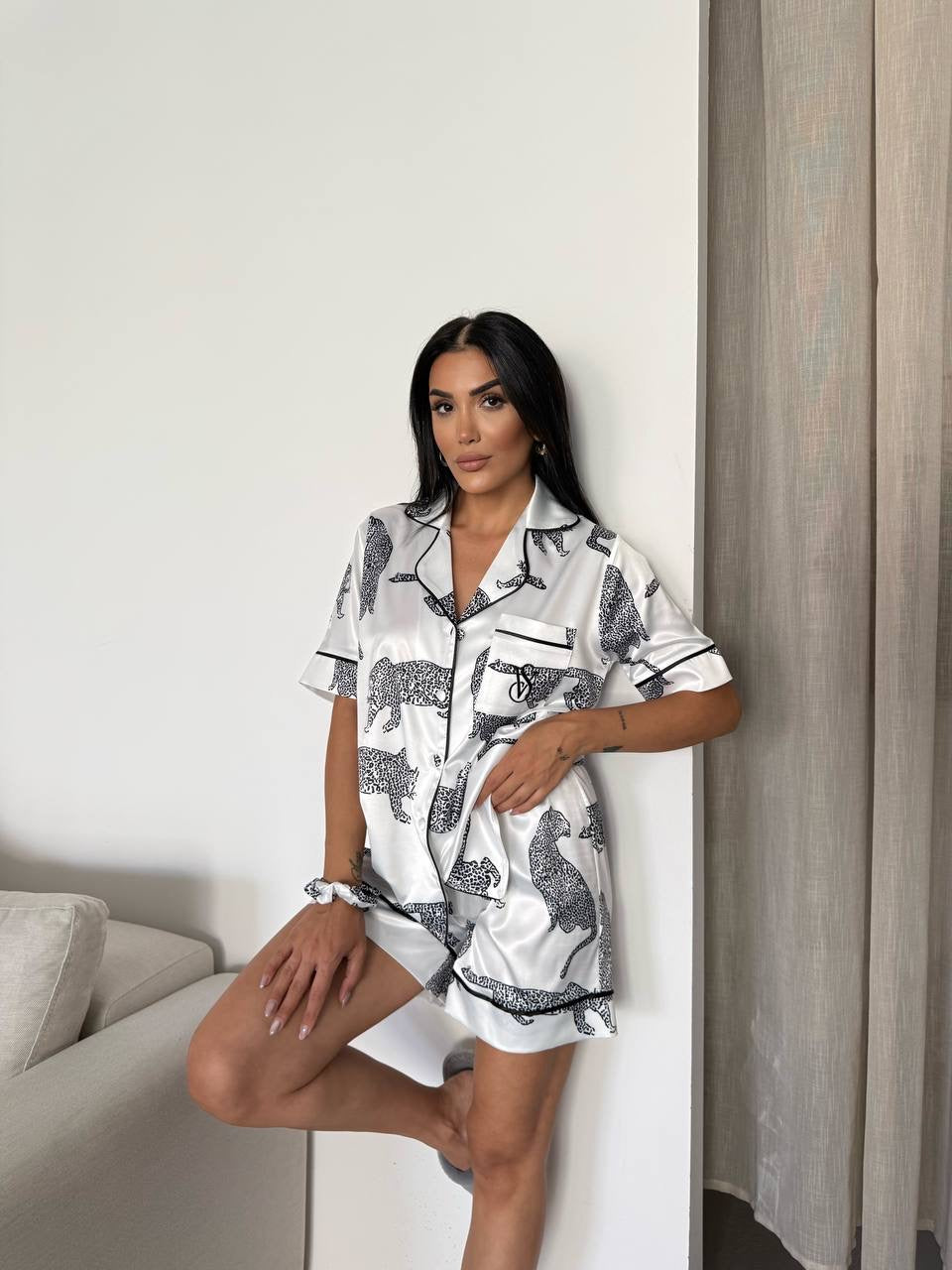 Beyaz Leopar Desenli Saten Şortlu Kadın Pijama Takımı