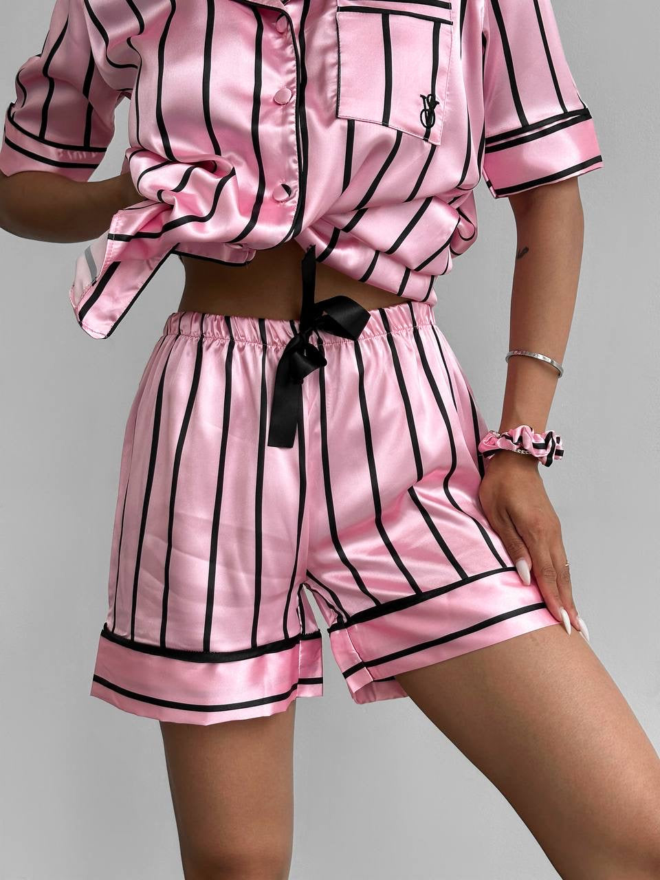 Pembe Siyah Çizgili Saten Şortlu Kadın Pijama Takımı