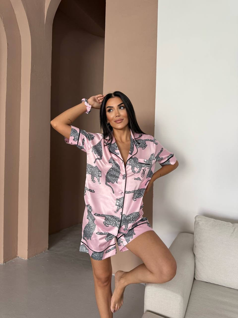 Pembe Leopar Desenli Saten Şortlu Kadın Pijama Takımı