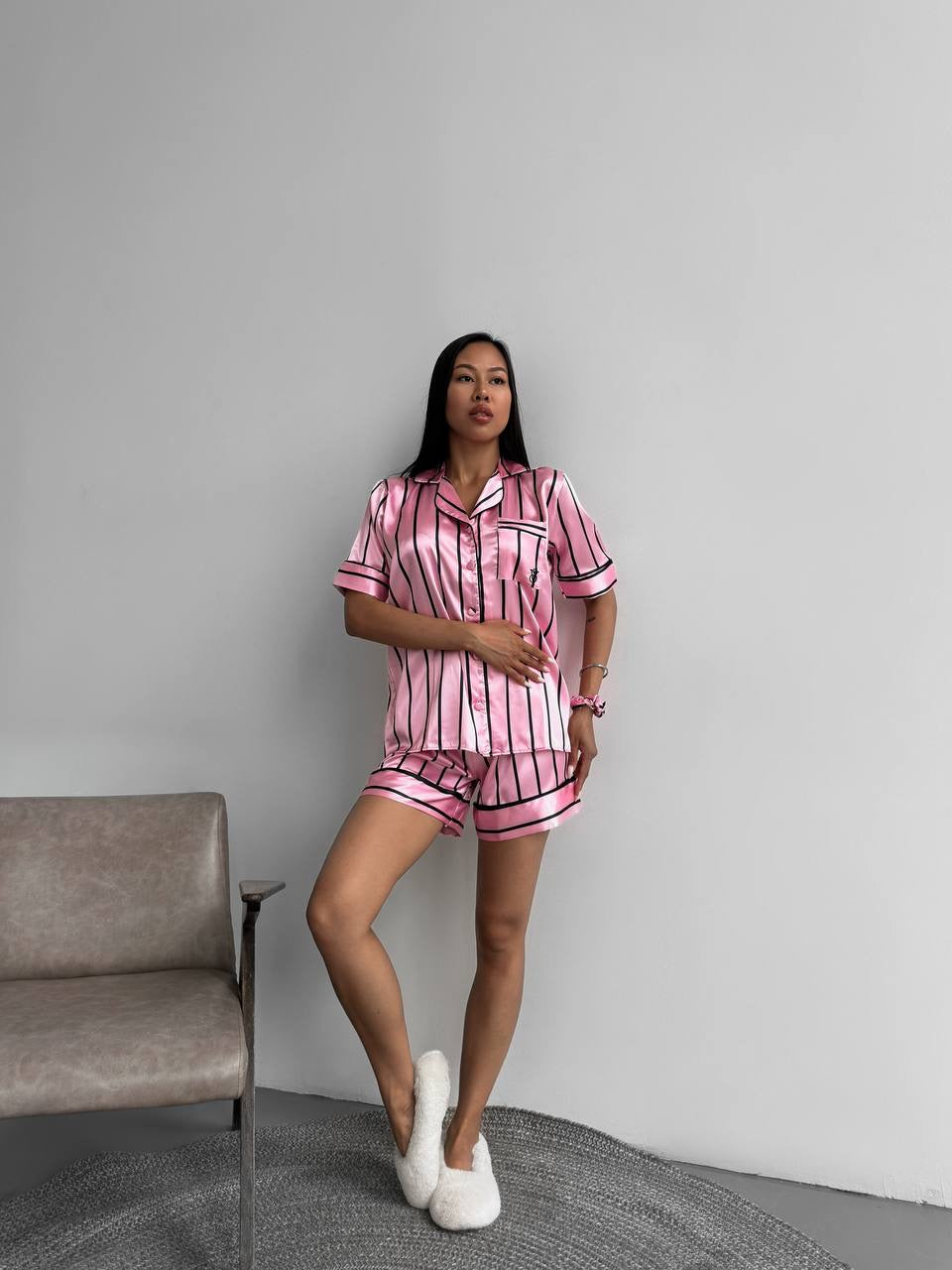 Pembe Siyah Çizgili Saten Şortlu Kadın Pijama Takımı
