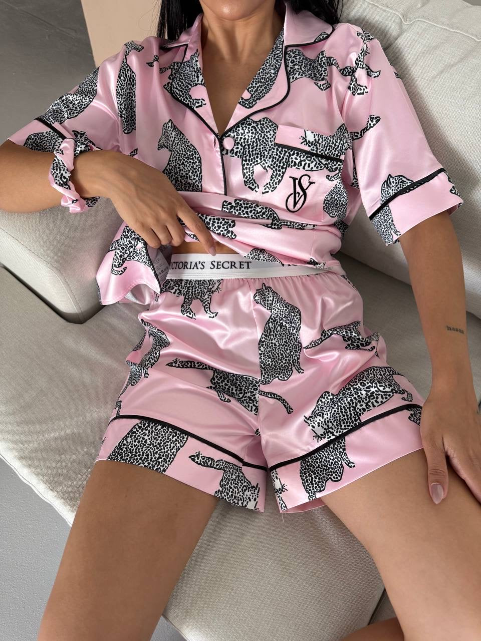 Pembe Leopar Desenli Saten Şortlu Kadın Pijama Takımı
