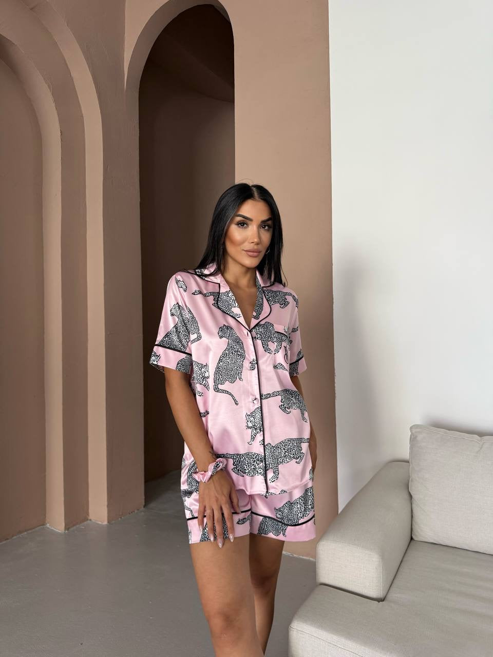 Pembe Leopar Desenli Saten Şortlu Kadın Pijama Takımı