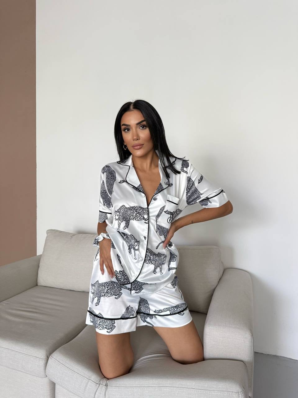 Beyaz Leopar Desenli Saten Şortlu Kadın Pijama Takımı
