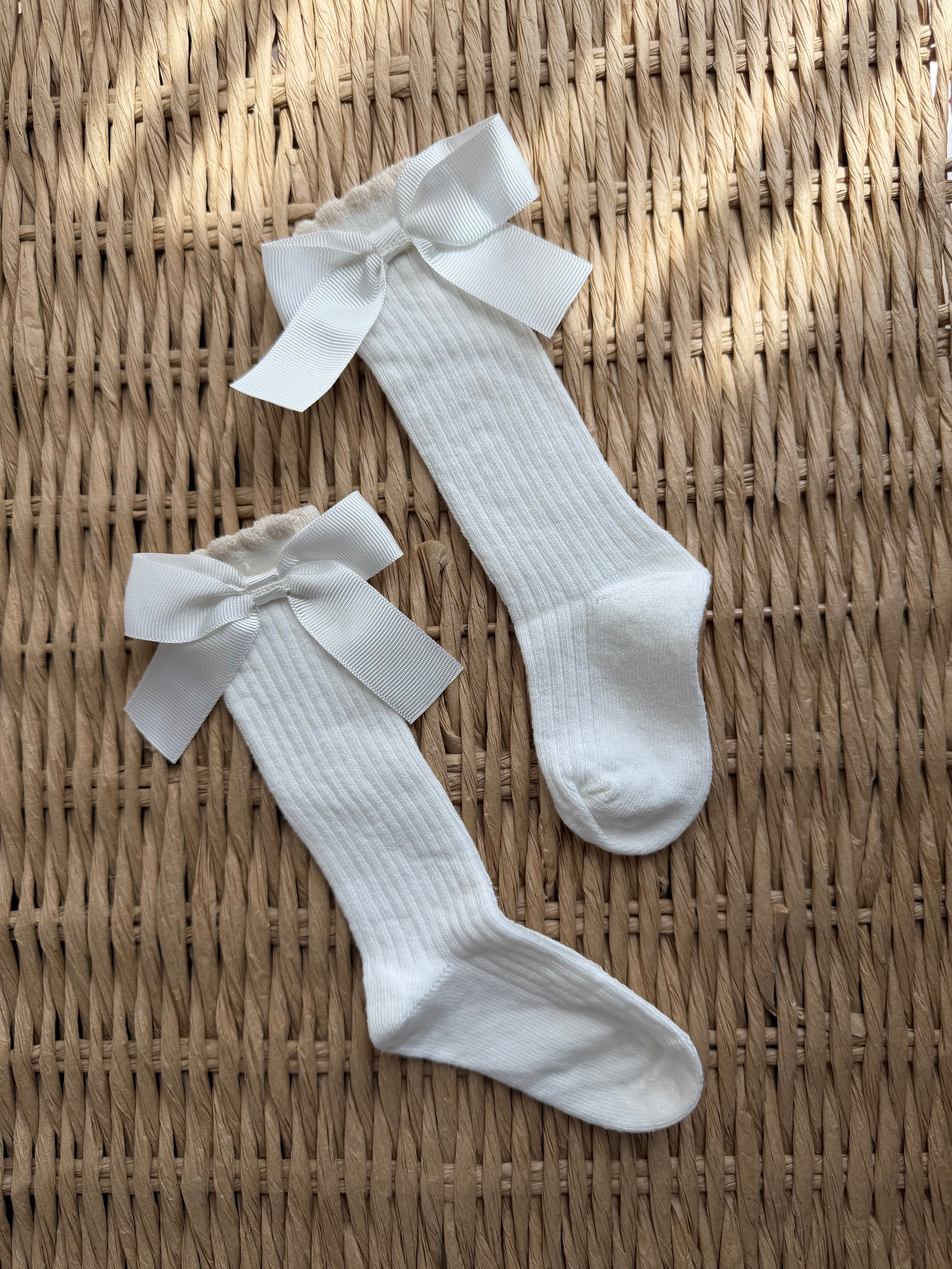 Krem Fiyonklu Kız Bebek Çorabı