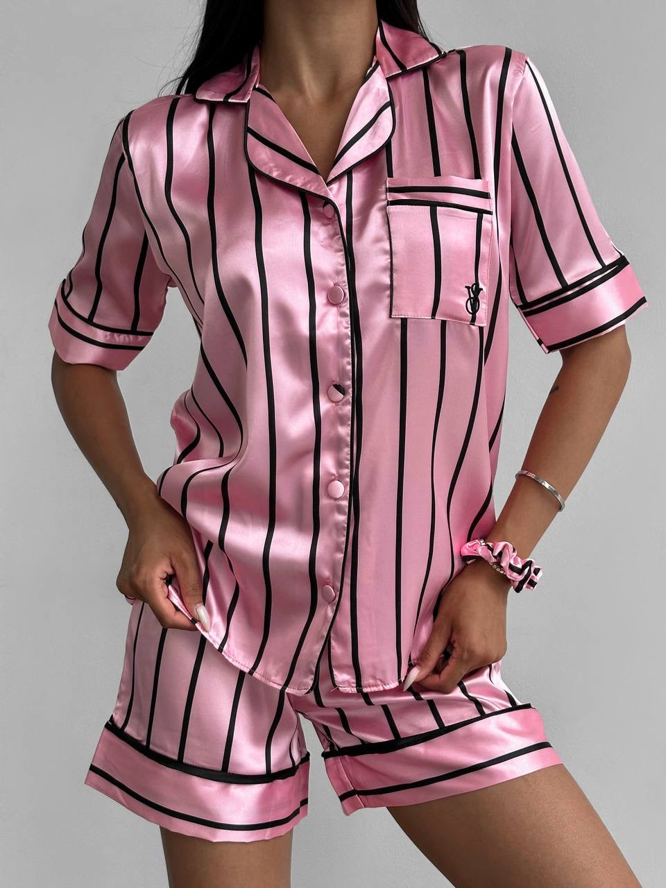 Pembe Siyah Çizgili Saten Şortlu Kadın Pijama Takımı