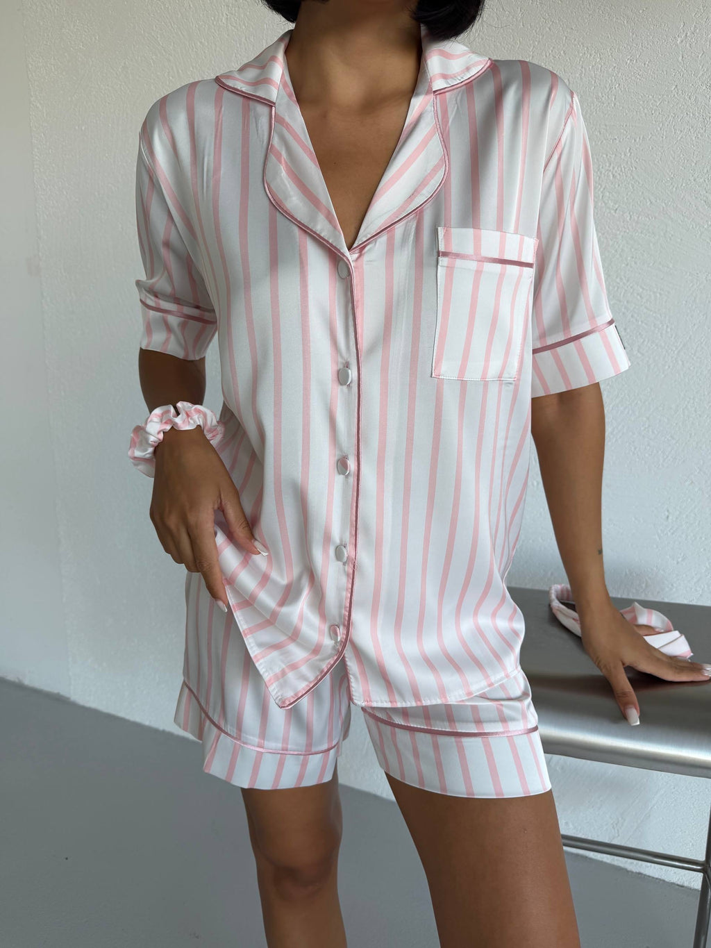 Çizgi Detaylı Saten Şortlu Kadın Pijama Takımı