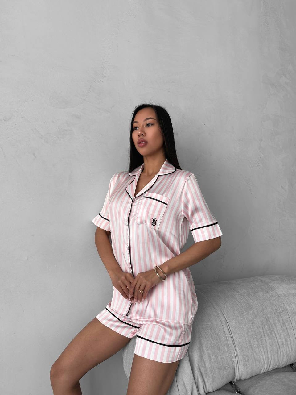Toz Pembe Beyaz Çizgili Saten Şortlu Kadın Pijama Takımı
