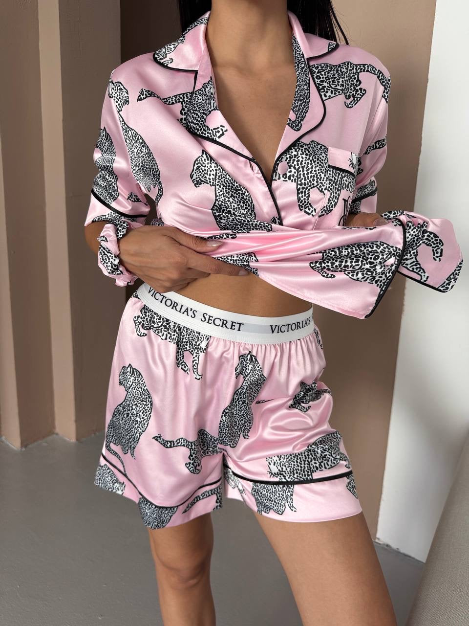 Pembe Leopar Desenli Saten Şortlu Kadın Pijama Takımı