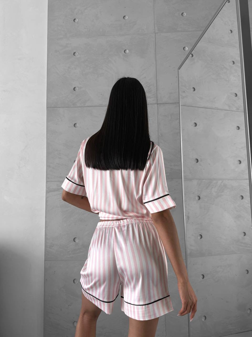 Toz Pembe Beyaz Çizgili Saten Şortlu Kadın Pijama Takımı