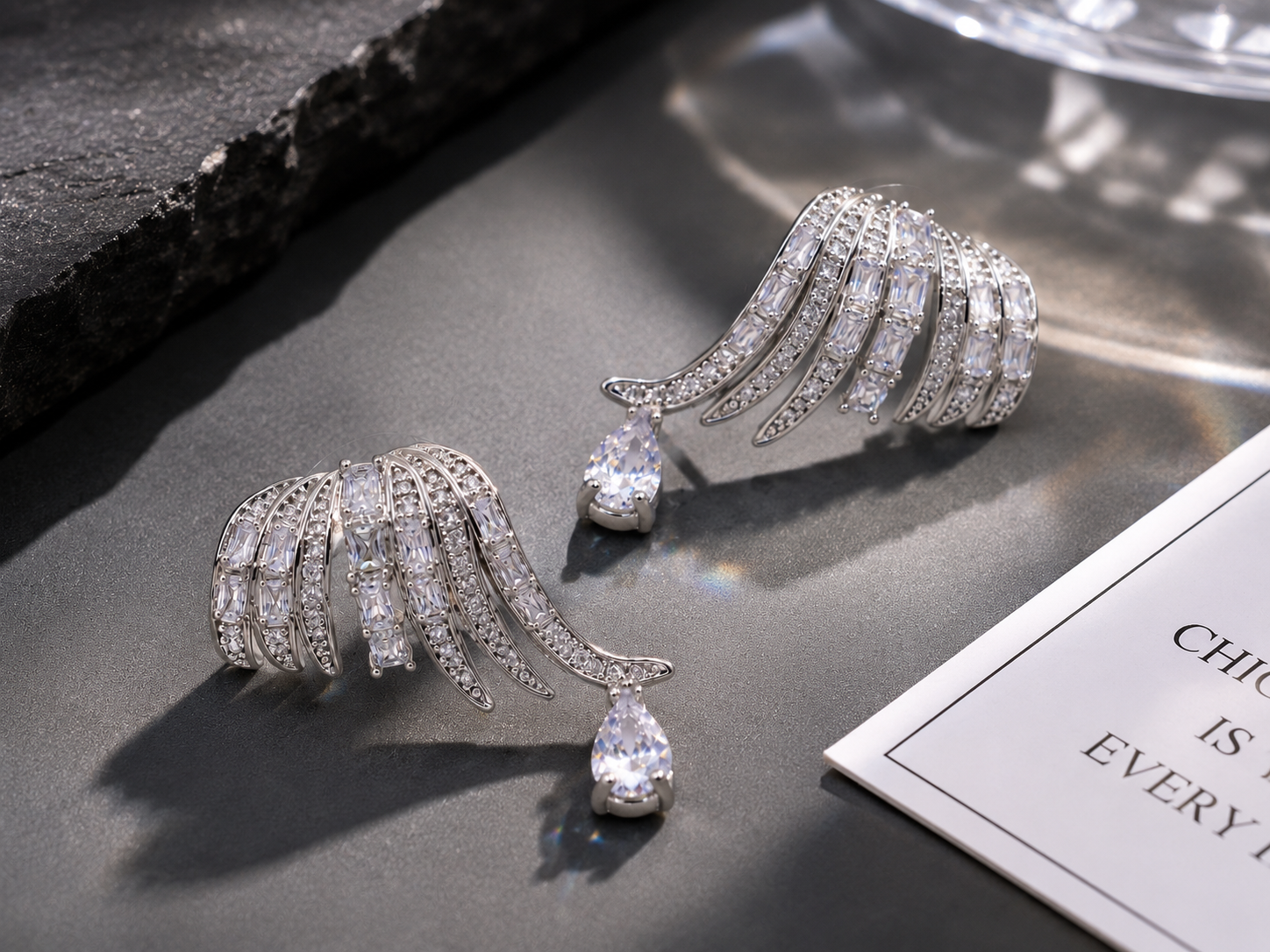 Angel Wing Rodyum Kaplama Taşlı Küpe ✨