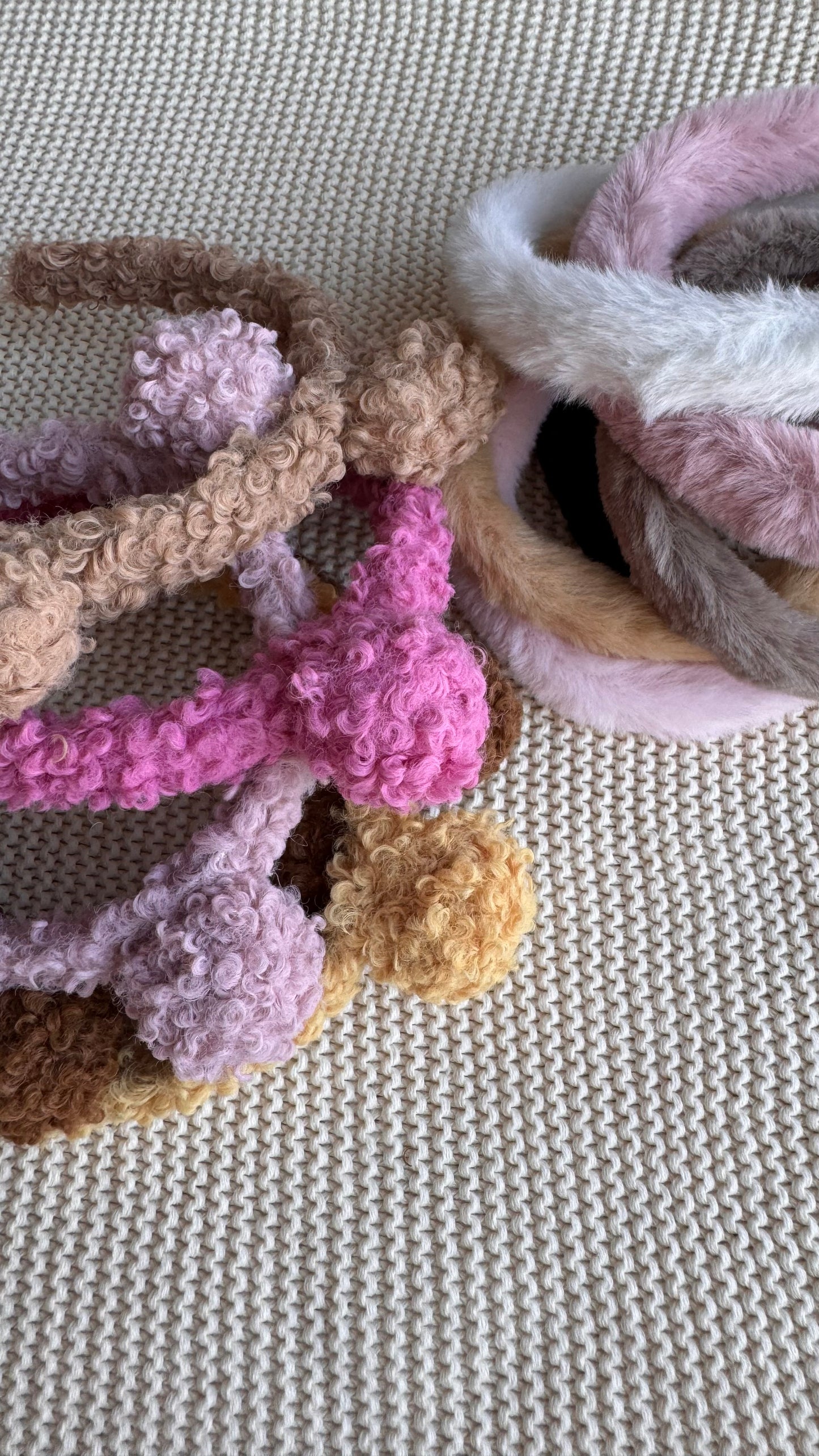 Toz Pembe Kulaklı Peluş Kız Çocuk Taç