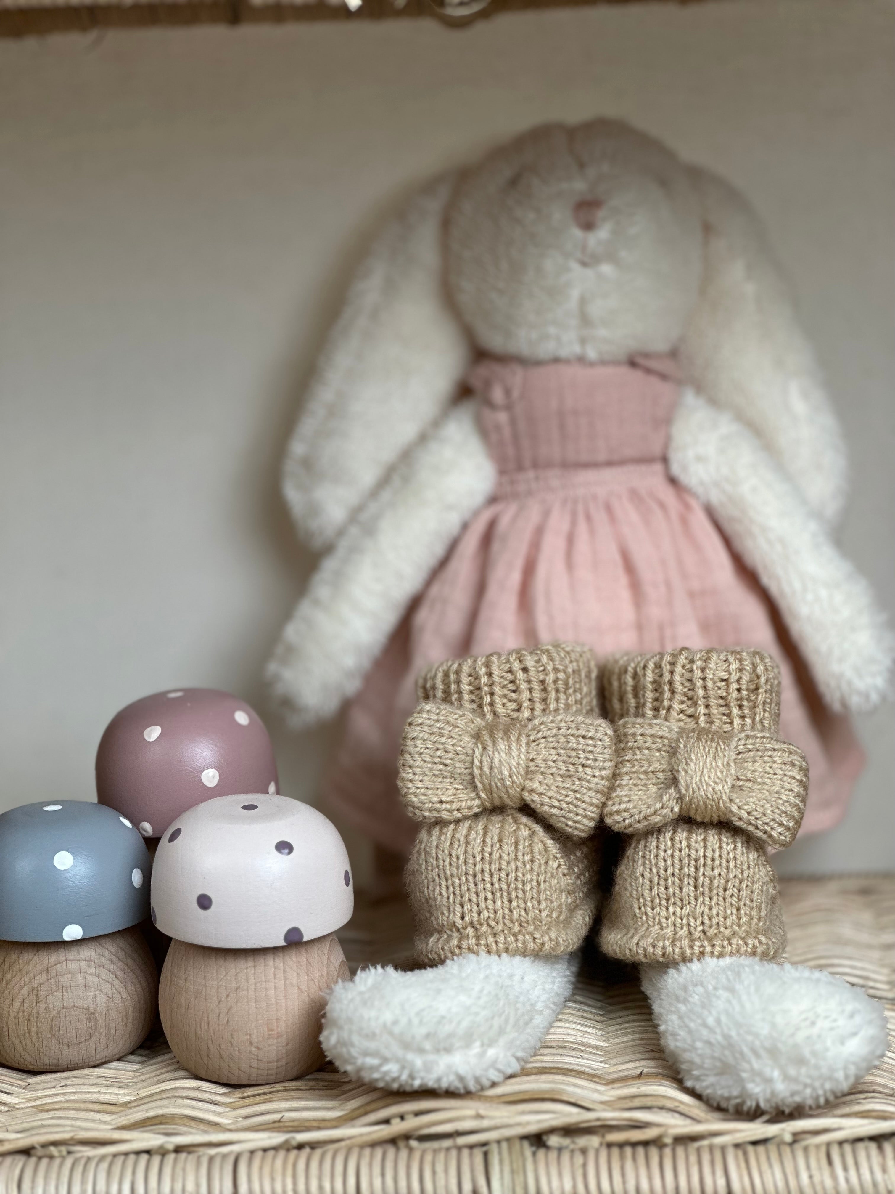 Bej Handmade Örgü Fiyonk Detaylı Kız Bebek Patik