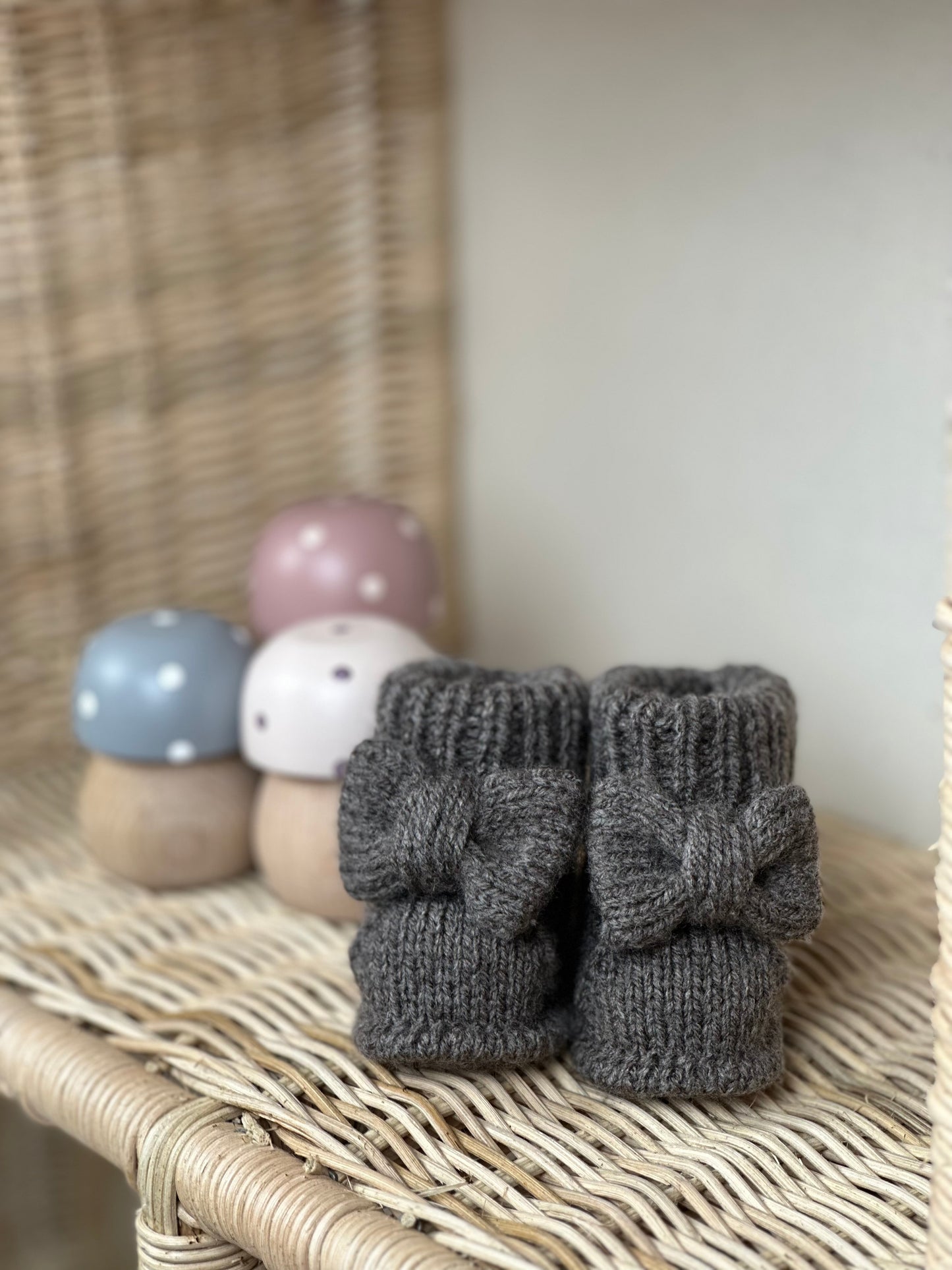 Antrasit Handmade Örgü Fiyonk Detaylı Kız Bebek Patik