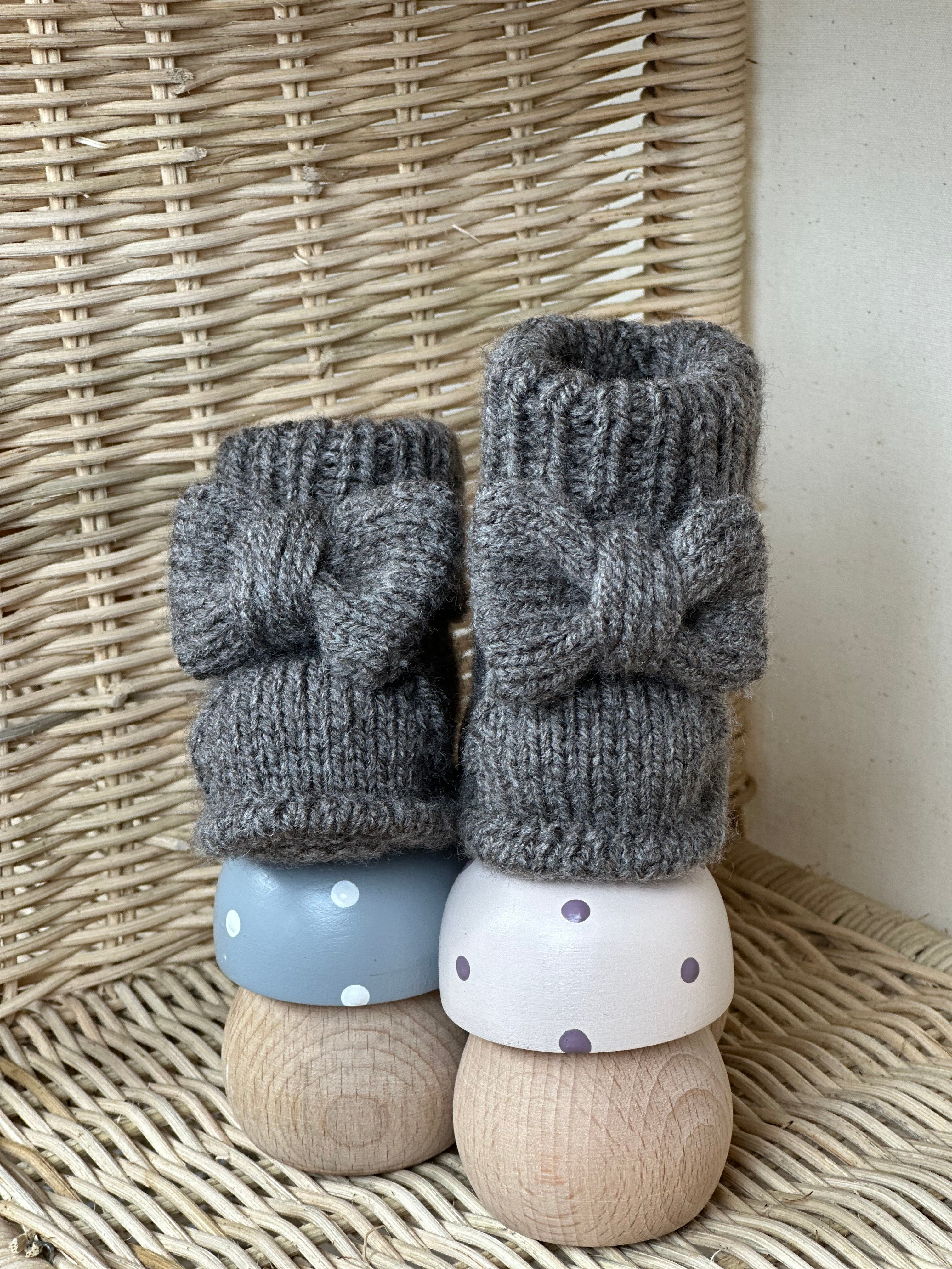 Antrasit Handmade Örgü Fiyonk Detaylı Kız Bebek Patik