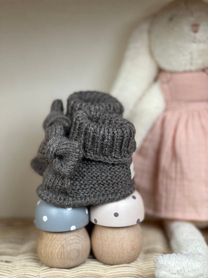 Antrasit Handmade Örgü Fiyonk Detaylı Kız Bebek Patik