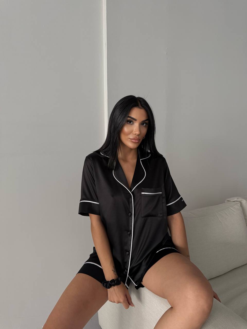 Siyah Saten Şortlu Kısa Kollu Gömlek Kadın Pijama Takımı