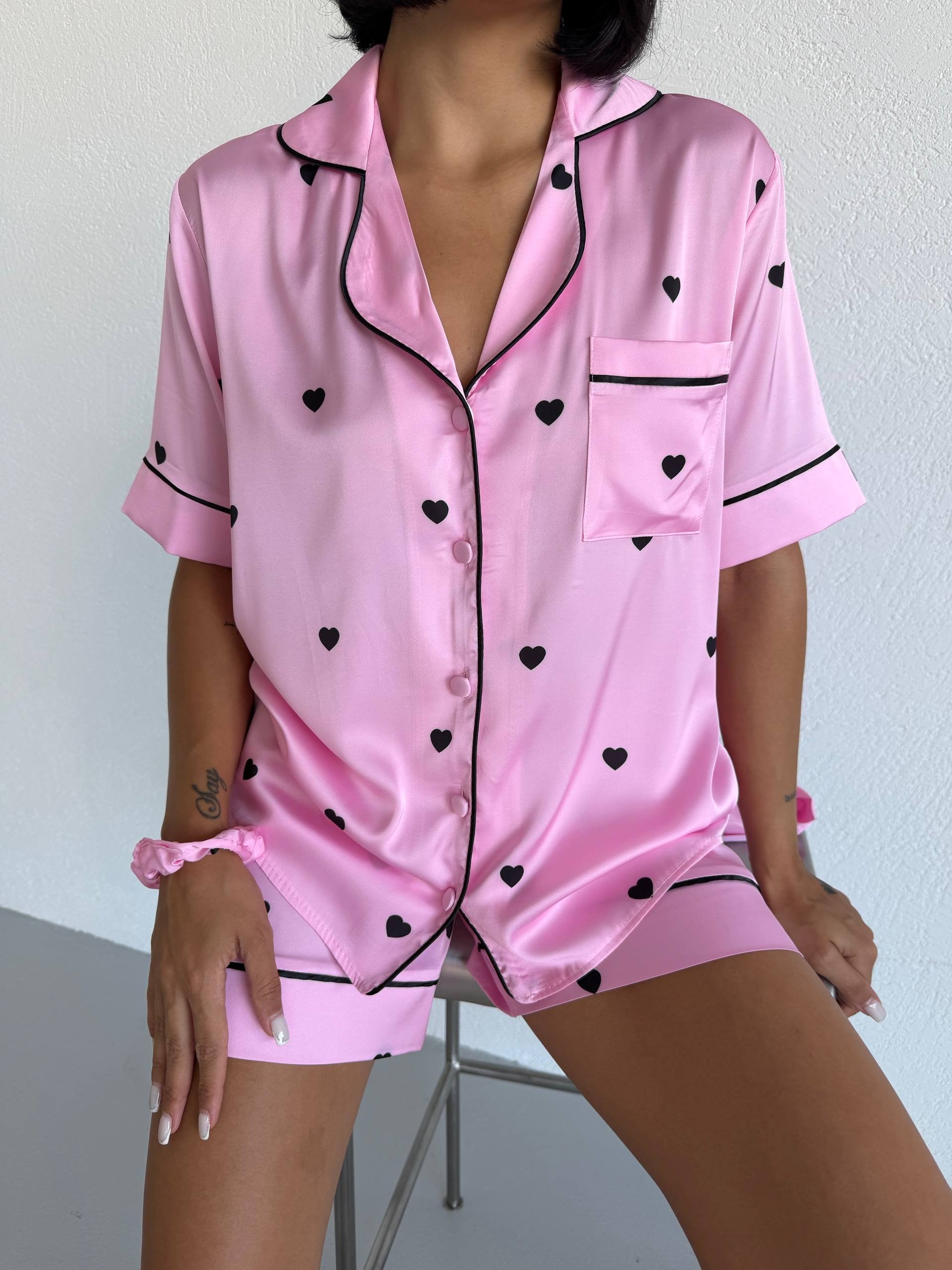 Pembe Kalp Desenli Saten Şortlu Kadın Pijama Takımı