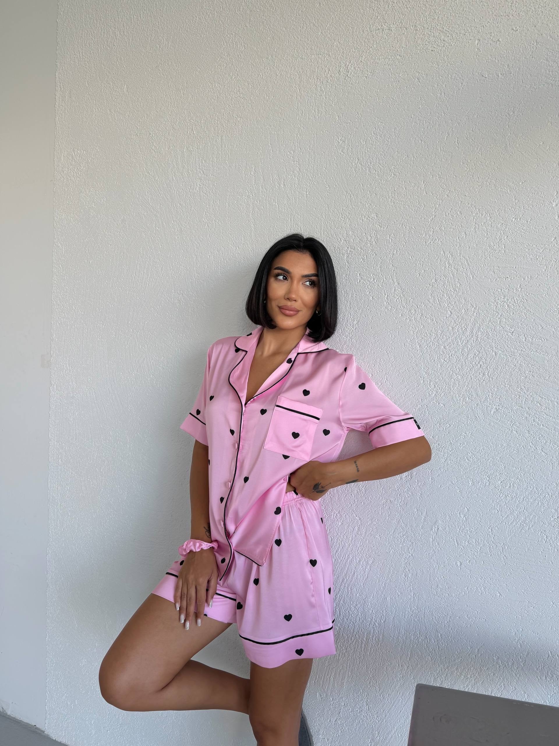 Pembe Kalp Desenli Saten Şortlu Kadın Pijama Takımı