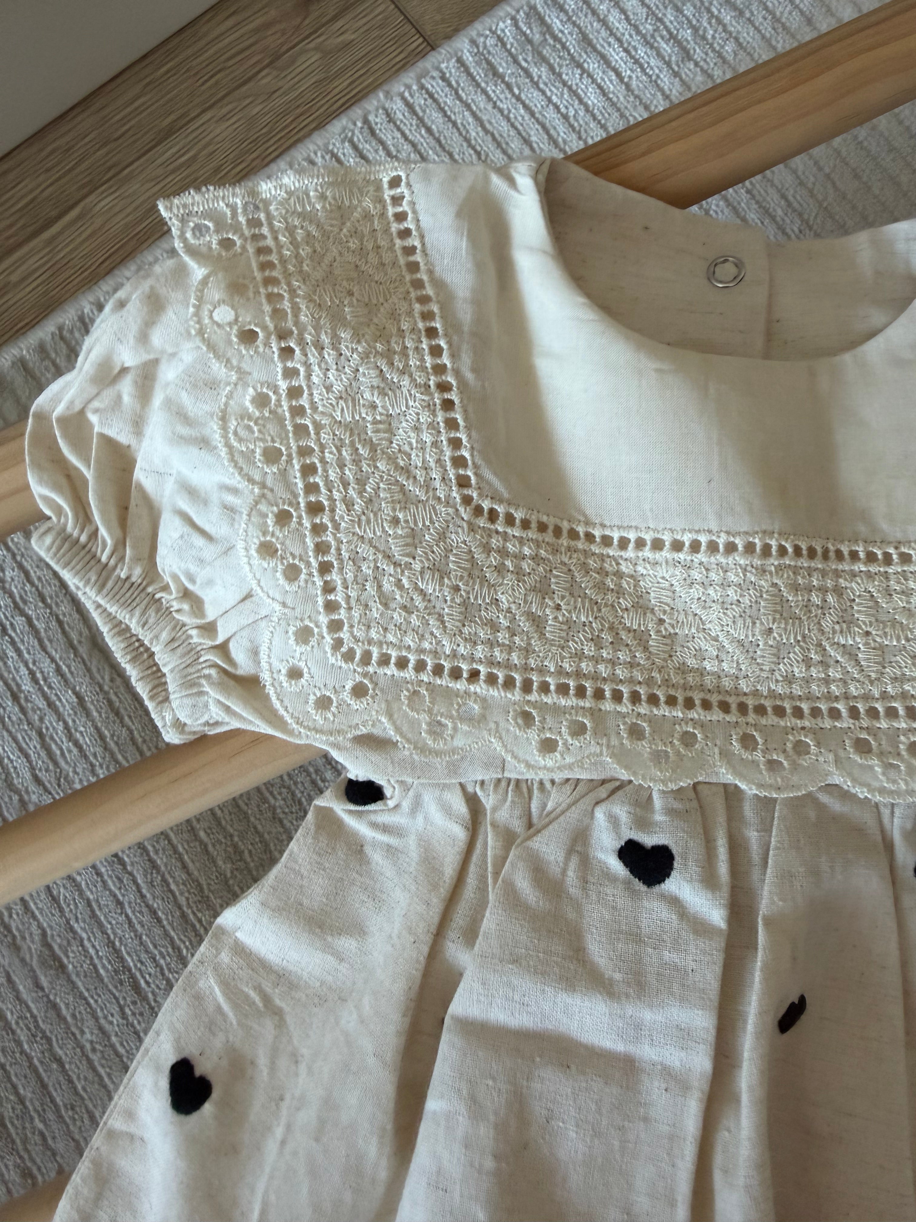 Rosalie Kalp Nakışlı Kız Bebek Elbise