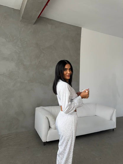 Beyaz Leopar Desenli Saten Gömlek Kadın Pijama Takımı