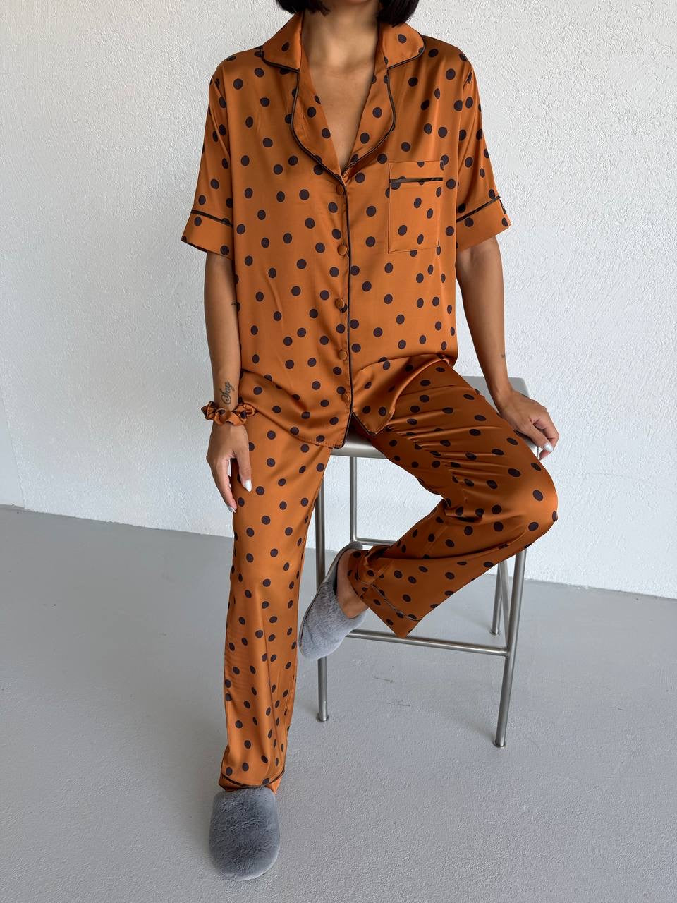 Kahverengi Puantiyeli Saten Kadın Pijama Takımı