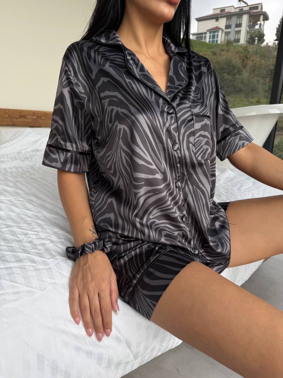 Siyah Zebra Desenli Saten Kısa Kadın Pijama Takımı