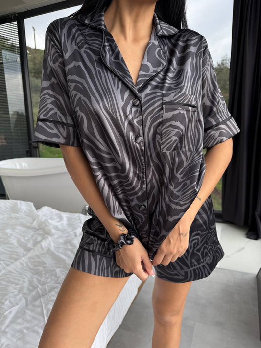 Siyah Zebra Desenli Saten Kısa Kadın Pijama Takımı