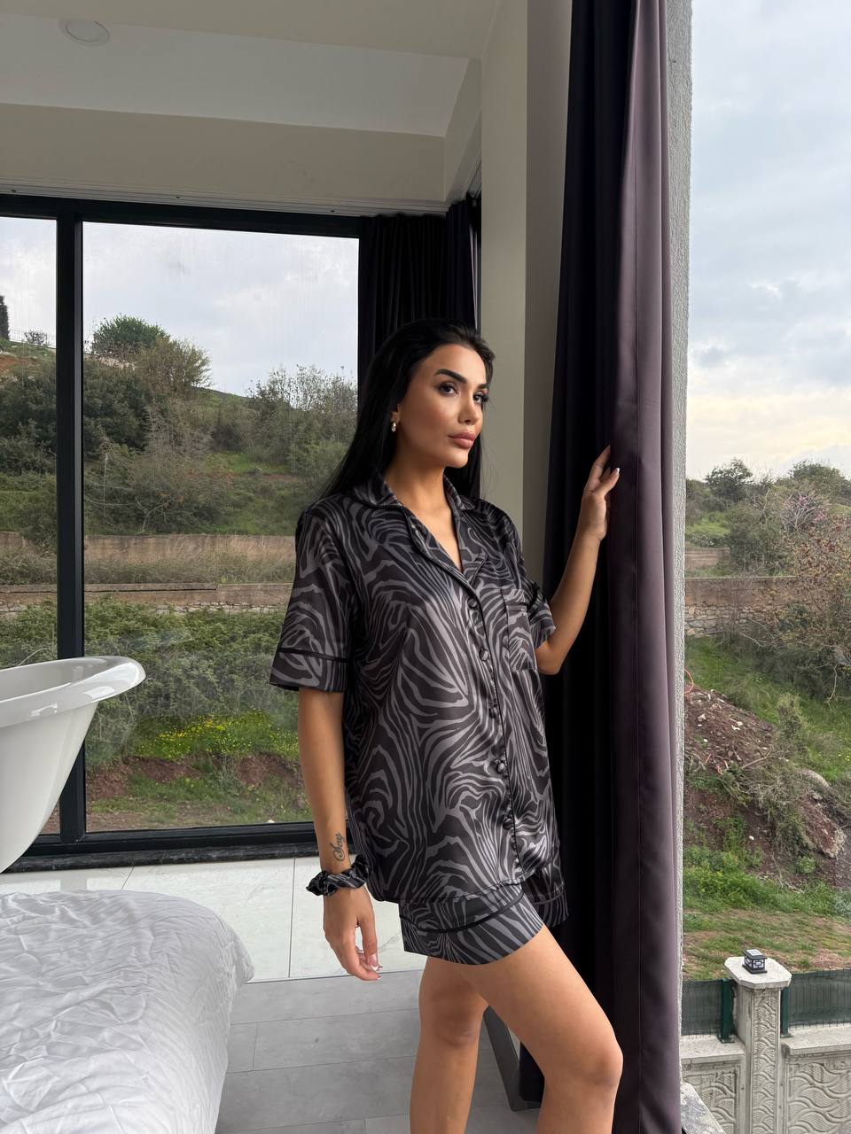 Siyah Zebra Desenli Saten Kısa Kadın Pijama Takımı