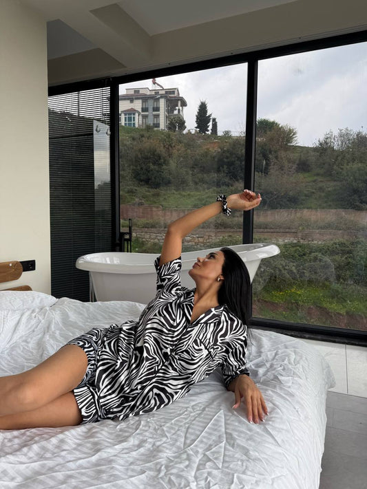 Siyah Beyaz Zebra Desenli Saten Kısa Kadın Pijama Takımı