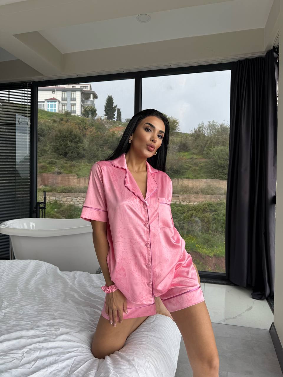 Pembe Çiçek Desenli Saten Kısa Kadın Pijama Takımı